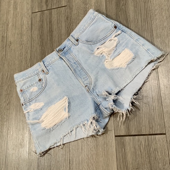 Levi’s 501 Light Wash Distressed Denim Shorts size 31 - Picture 1 of 10